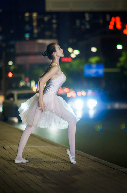 对阵秘鲁的红色，梅西与火焰的双重救赎